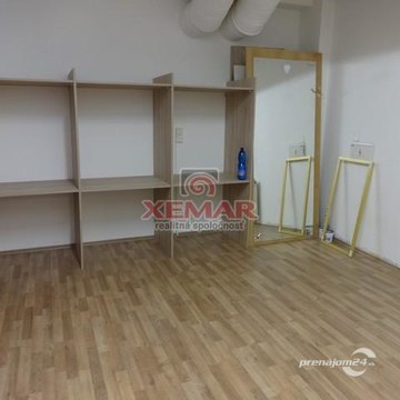 Na prenájom obchodno-kancelársky priestor v centre BB, Dolná ul.