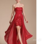 Asymetrické ohnivo červené šaty bez ramienok 