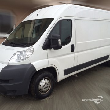 Ford Transit s ťažným zariadením na prenájom.