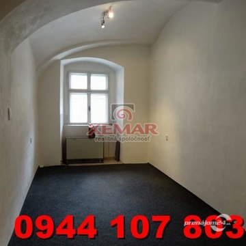 Na prenájom priestor pre obchod alebo služby v centre BB